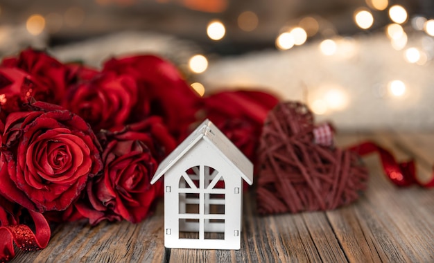 Sfondo festivo per il giorno di San Valentino con un bouquet di rose rosse copia spazio