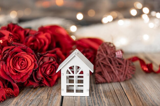 Sfondo festivo per San Valentino con un bouquet di rose rosse copia spazio