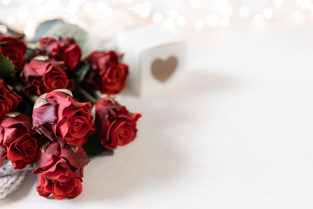 Sfondo festivo per San Valentino con un bouquet di rose rosse copia spazio