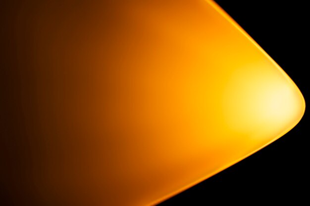 Sfondo giallo chiaro con lampada proiettore tramonto