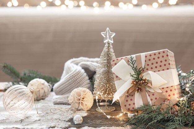 Sfondo natalizio festivo con scatola regalo e dettagli decorativi spazio copia