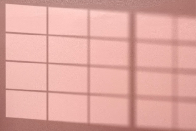 Sfondo rosa con ombra della finestra riflessa sul muro