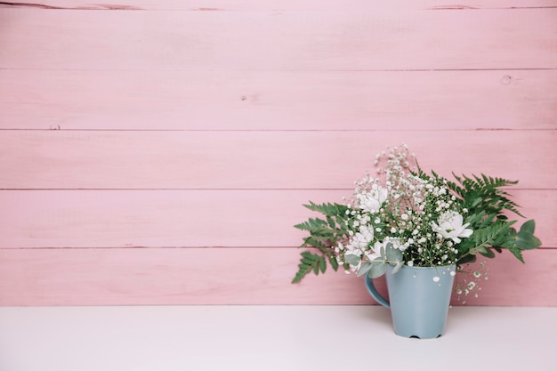 Sfondo rosa vaso di fiori