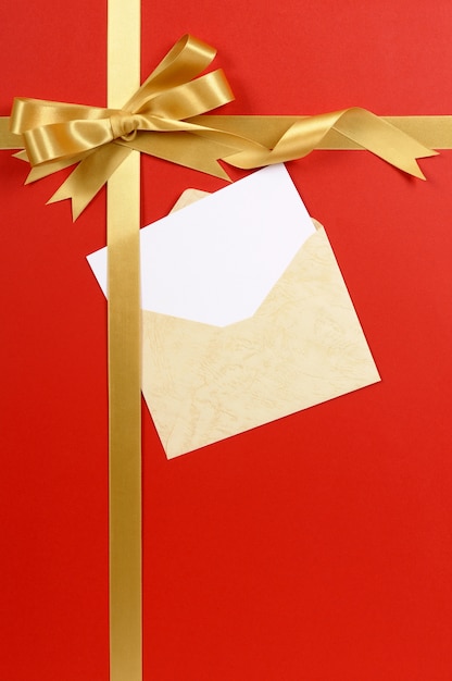 sfondo rosso del regalo con carta