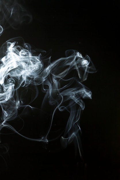 Sfondo scuro con silhouette di fumo in movimento