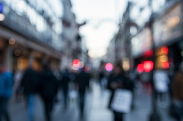 Sfondo sfocato di persone che camminano sulla strada