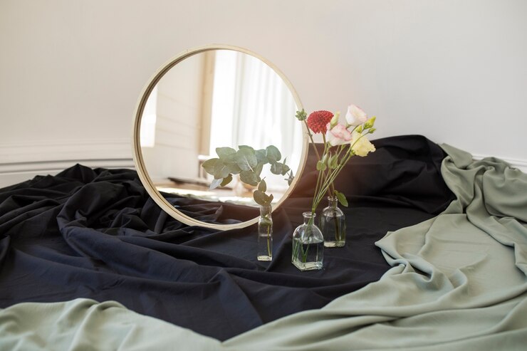 Foto gratuito sfondo specchio creativo con fiore