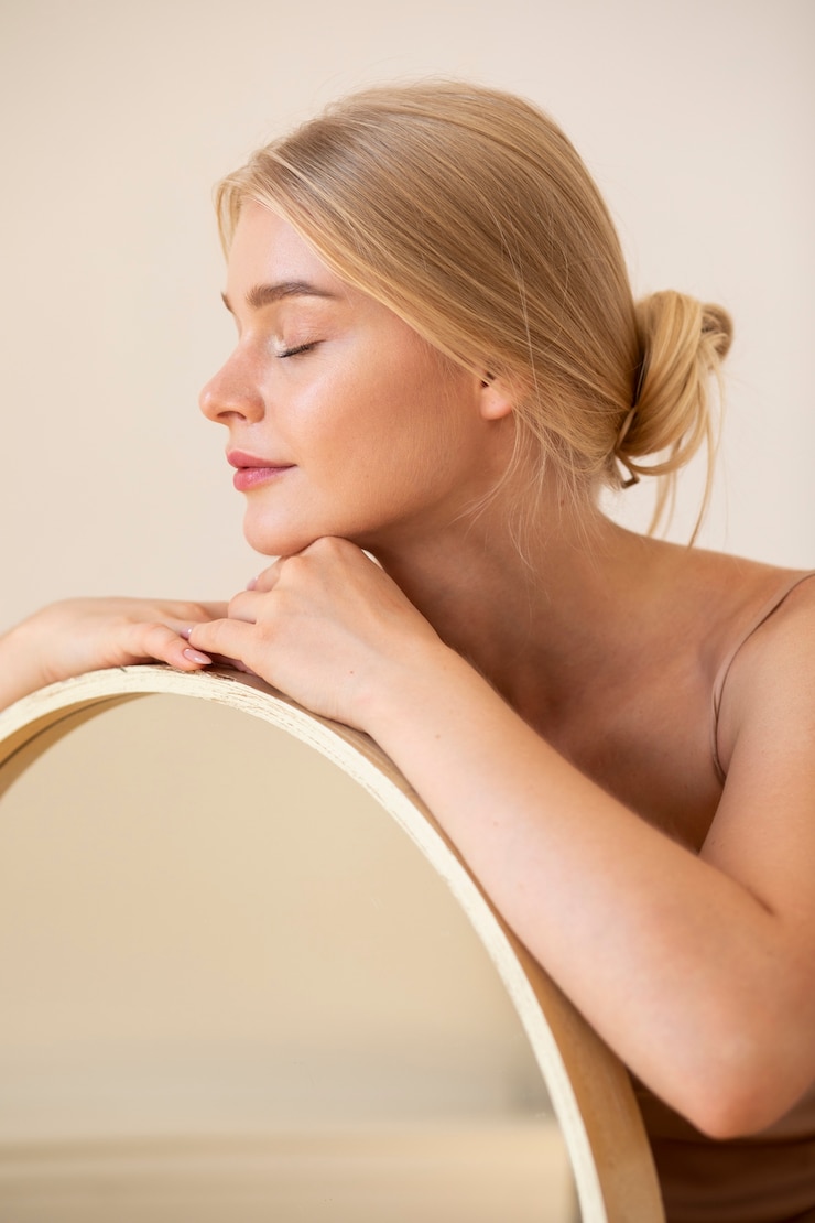 Foto gratuito sfondo specchio creativo con la giovane donna