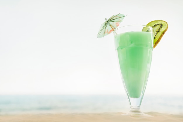 Sfondo spiaggia con cocktail di kiwi