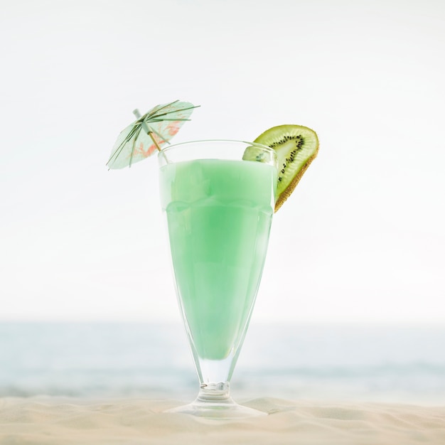 Sfondo spiaggia con cocktail verde