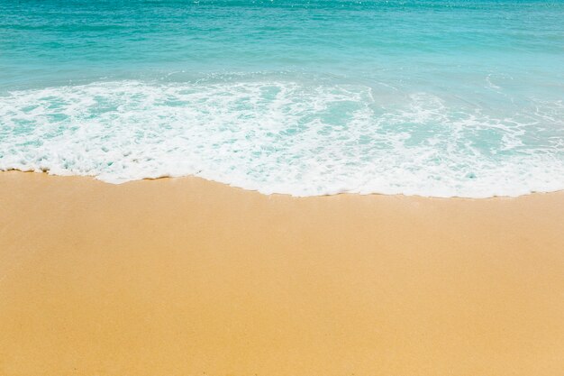 Sfondo spiaggia con le onde