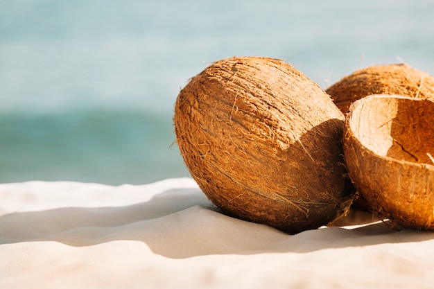 Sfondo spiaggia con noci di cocco