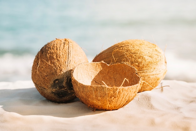 Sfondo spiaggia con tre noci di cocco