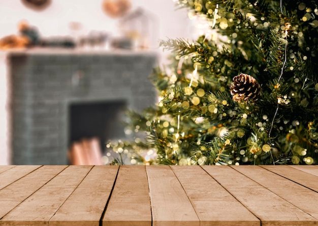 Sfondo vuoto della tavola di natale con l'albero di natale sfuocato per il montaggio dell'esposizione del prodotto