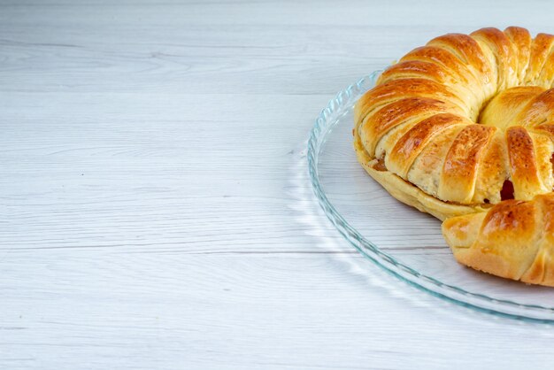 sfornata deliziosa pasticceria braccialetto formato all'interno della lastra di vetro su bianco