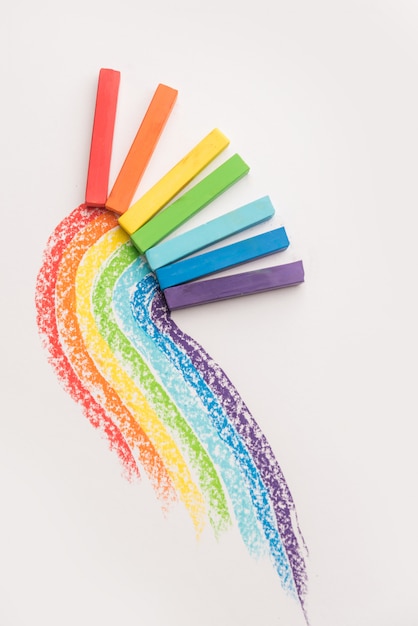Sfumatura arcobaleno fatto di gessetti pastello pastello sopra le tracce colorate
