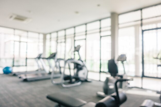 Sfuocatura astratta ed attrezzatura di sport defocused nell&#39;interno della palestra