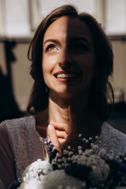 Shadow nasconde metà della faccia della sposa mentre lei sorride verso il cielo