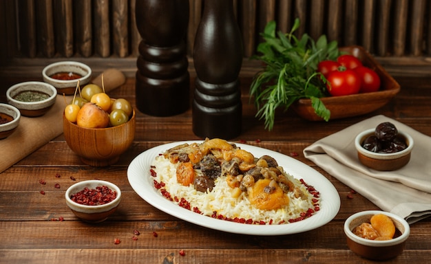 Shah plov, contorno di riso con frutta di stagione e secca