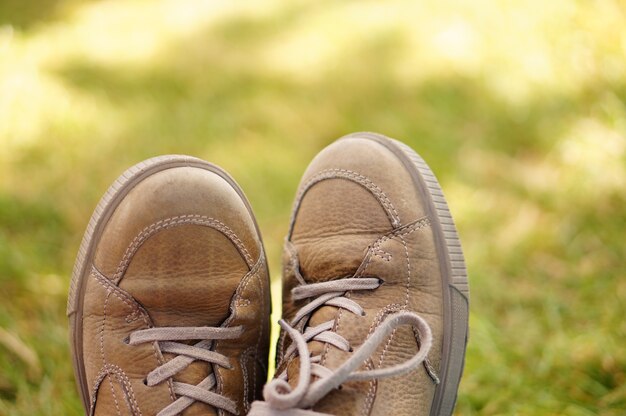 Shallow focus shot di scarpe in pelle marrone casual