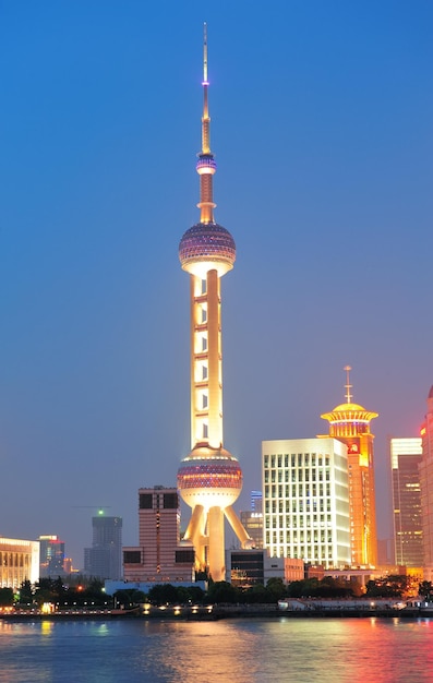 SHANGHAI, CINA - 2 GIUGNO: Oriental Pearl Tower sopra il fiume il 2 giugno 2012 a Shanghai, Cina. La torre è stata la struttura più alta della Cina esclusa Taiwan dal 1994 al 2007 e il punto di riferimento di Shanghai.