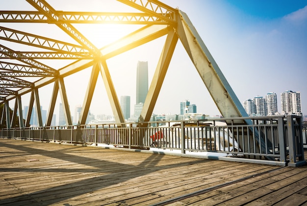 Shanghai Cina, grattacieli e vecchio ponte di ferro.