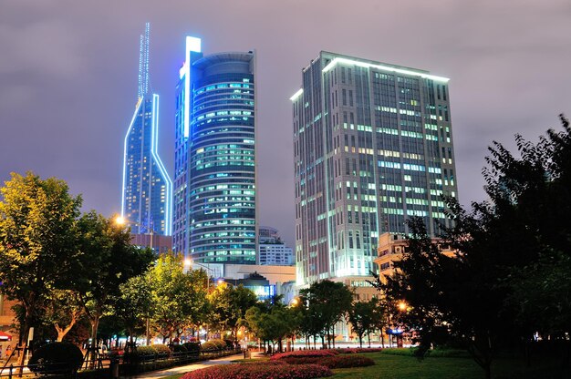 Shanghai di notte con grattacieli e luci urbani