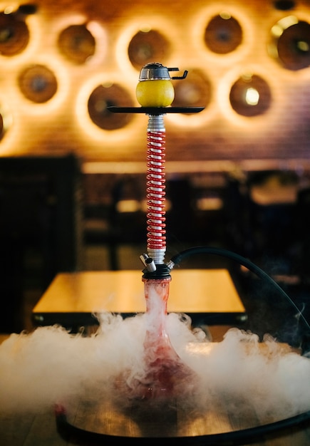 Shisha di fumo arabo con vapore in un ristorante.