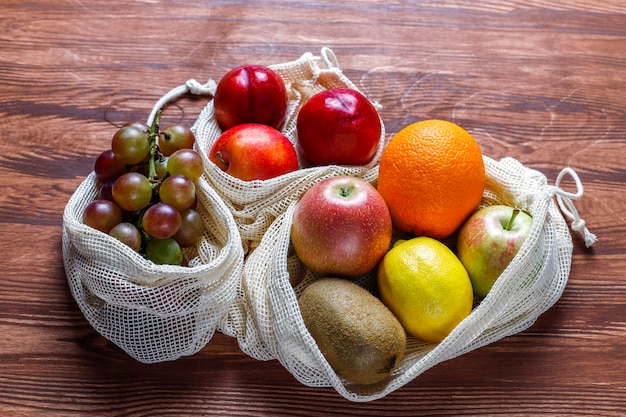 Shopper in cotone beige semplice ecologico per l'acquisto di frutta e verdura con frutta estiva.