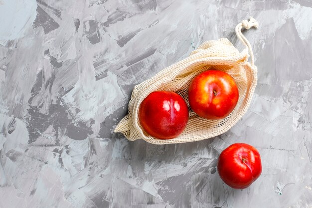 Shopper in cotone beige semplice ecologico per l'acquisto di frutta e verdura con frutta estiva.