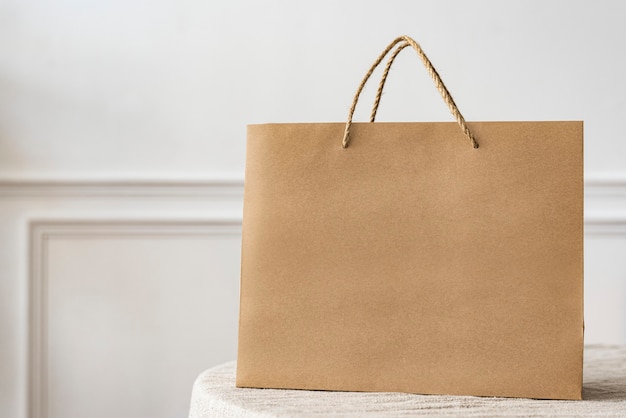 Shopping bag di carta in un appartamento luminoso