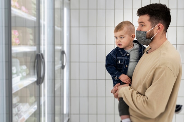 Shopping del padre del colpo medio con il bambino