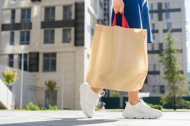 Shopping donna con tote bag in tessuto