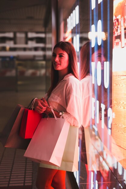 Shopping ragazza che trasportano borse