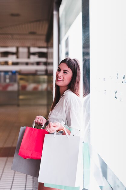 Shopping ragazza che trasportano borse