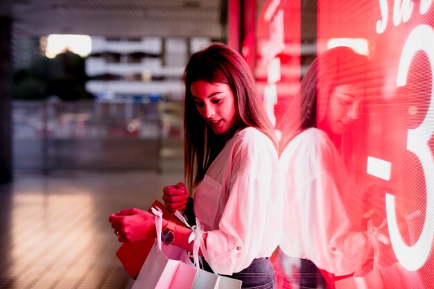 Shopping ragazza che trasportano borse