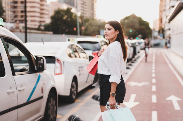 Shopping ragazza facendo una passeggiata