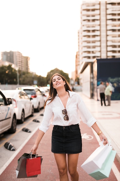 Shopping ragazza facendo una passeggiata