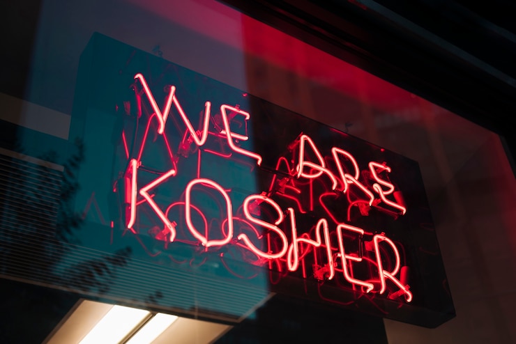 Foto gratuito siamo segno kosher nelle luci al neon