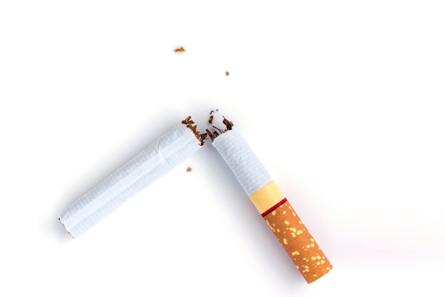 Sigaretta rotta closeup su sfondo bianco