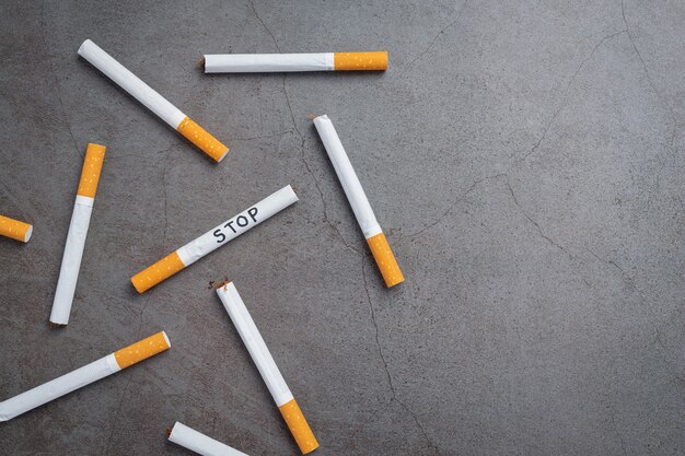 Sigaretta sulla superficie scura Concetto di giornata mondiale senza tabacco.