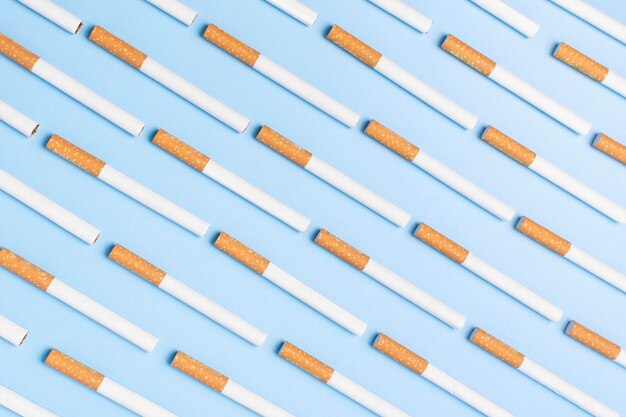 Sigarette piatte laici su sfondo blu