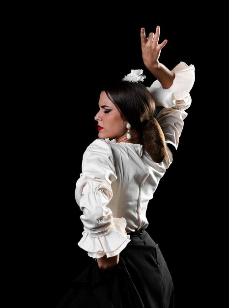 Signora che balla flamenco con il braccio in su