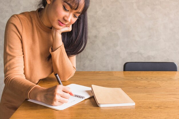 Signora che scrive al taccuino