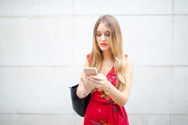 Signora concentrata che controlla sempre lo smartphone