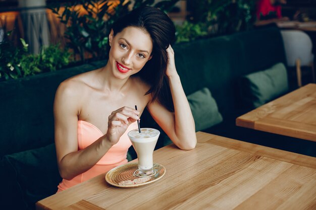 Signora elegante con caffè