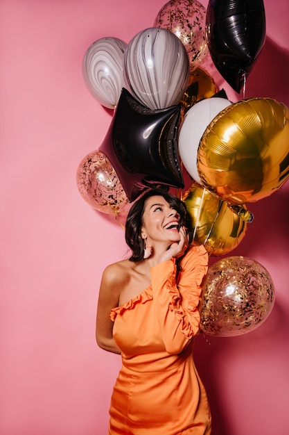 Signora in forma di buon umore in posa alla festa