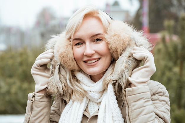 Signora in inverno che indossa cuffie antirumore