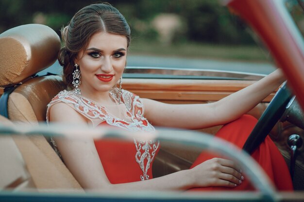 signora in un&#39;auto