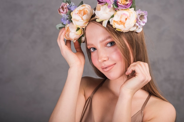 Signora positiva con fiori sulla testa